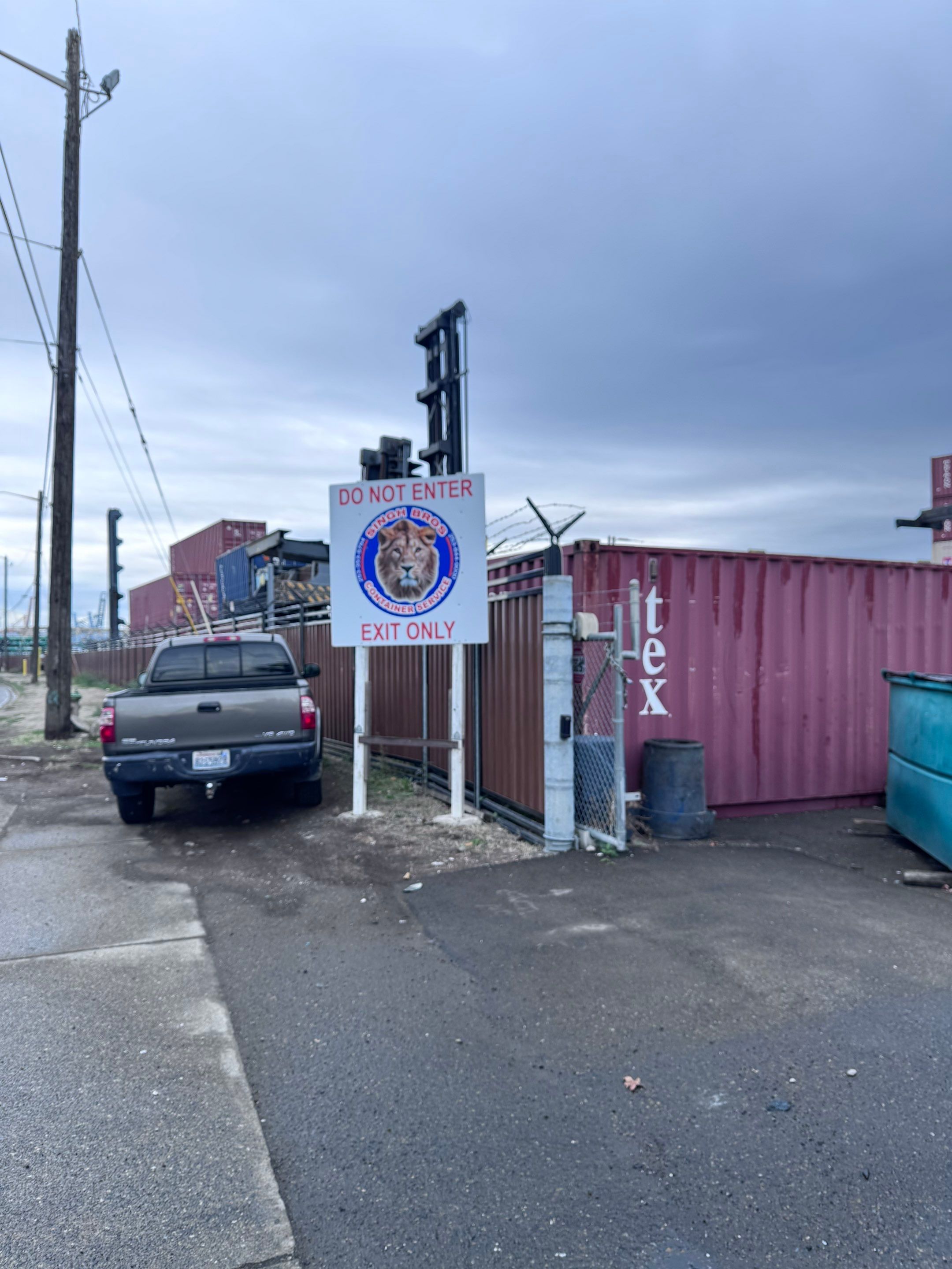 Truck draying a container